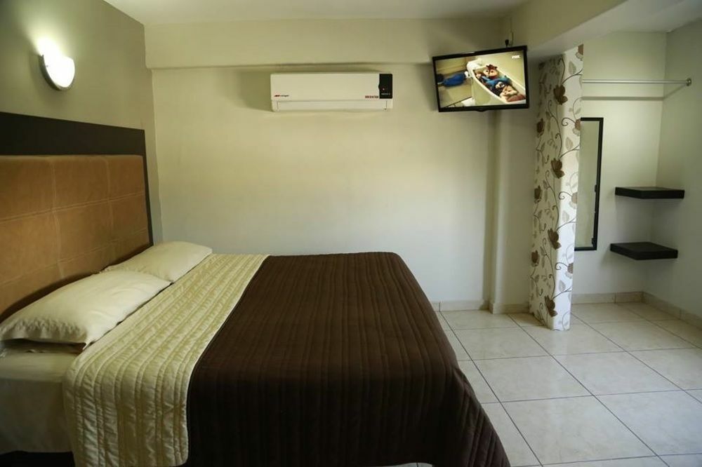 Hotel Flores Guamuchil Buitenkant foto
